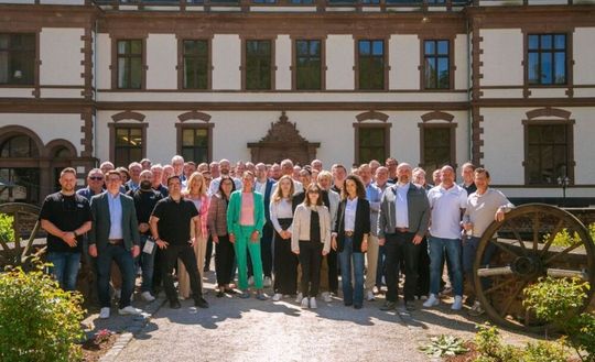 Die Teilnehmenden der Kiwiko-Frühjahrstagung auf Schloss Ahrenthal bei Sinzig(Bild:  Jay Trubas, comTeam – Digitale Agentur)