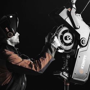 Der Wechsel der Drahtspule am Drahtvorschub des X8 MIG Welder ist laut Hersteller ein wahres Kinderspiel: Durch die ergonomische Beladung von oben werde die Drahtspule mit nur einer Bewegung herausgehoben, ohne dass der Rücken des Schweißers belastet wird. Um sicheres Einsetzen zu garantieren, verhindert der Aufbau des Geräts außerdem, dass die Drahtspule herausfallen kann, wie Kemppi ergänzt.