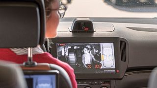 Der ADAC hat in einem Test überprüft, wie gut Prototypen von In-Cabin-Sensing-Systemen (ICS) abgelenkte Autofahrer erkennen können. (Bild: ADAC)