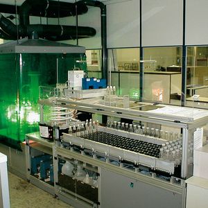 Abb.1: Der Aufschlussautomat im Kompetenzzentrum Analytik der BASF AG in Ludwigshafen.