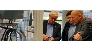 Diskussion über Industrie 4.0 in der Smart Factory Kaiserslautern: das Internet der Dinge ist mehr als nur Fabrikautomation. (Bild: Benedikt Wagner)