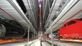 Siemens hat am ungarischen Audi-Standort Gyor ein vollautomatisiertes Hochregallager errichtet, das als zentraler Karossenpuffer eine produktionslogistische Schlüsselposition im Werk inne hat. (Bild: Audi AG)