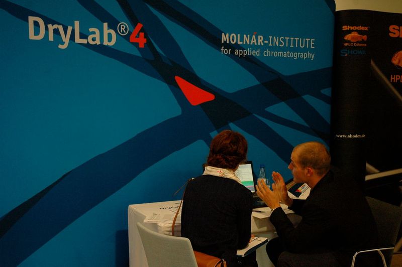 Die Pausen nutzten die Teilnehmer für intensive Diskussionen mit den Referenten. (LABORPRAXIS)