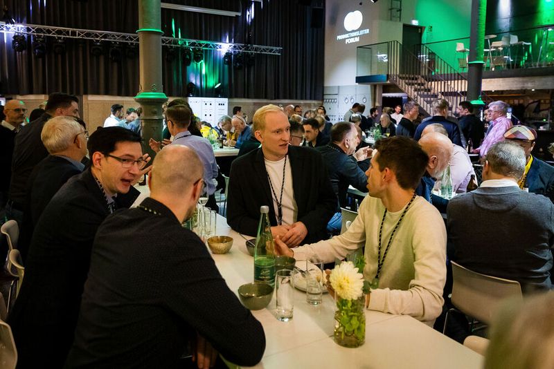 Bei der Abendveranstaltung am Vorabend der Veranstaltung im Maschinenhaus des Bürgerbräus Würzburg kamen bereits zahlreiche Teilnehmer bei gutem Essen und Trinken zusammen. Bereits hier gab es regen Austausch.  (Bild: Stefan Bausewein)