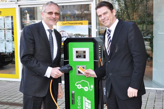 Auto-Staiger-Chef Paul Schäfer (links) eröffnete gemeinsam mit Thomas Beger, Leiter Elektromobilität bei Opel, die Ladestation. (Rehberg)