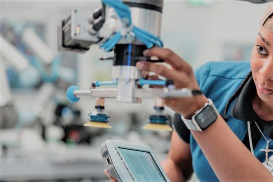 Noch geht es irgendwie weiter im deutschen Maschinenbau – trotz Rohstoff- und Energieengpass. Doch die Lage spitzt sich zu, wie eine aktuelle Umfrage des VDMA zeigt.(Bild:  Siemens)