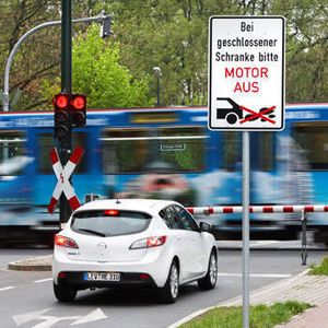 Selbst bei Bahnübergängen lassen viele Fahrer das Auto im Leerlauf laufen. Bei solchen Fahrbedingungen kann man durch das Ausschalten des Motors im Stand den Verbrauch signifikant reduzieren. Das Mazda i-stop-System nimmt dem Fahrer diese Tätigkeit ab.