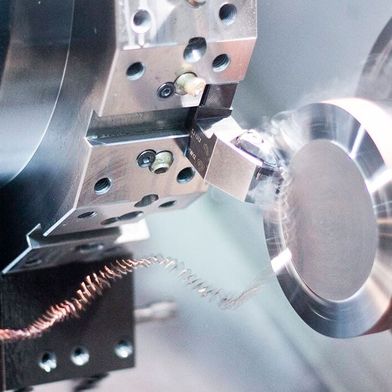 Turbulent geht es auf dieser Drehmaschine zu! Leider befindet sich die Branche der Drehteilehersteller selbst in turbulenten Zeiten. Eine Umfrage zeigt hier auf, unter welchen Problemen dieser Bereich der Zerspanung in Metall derzeit leidet ... (Bild: R. Weidelbrecht)