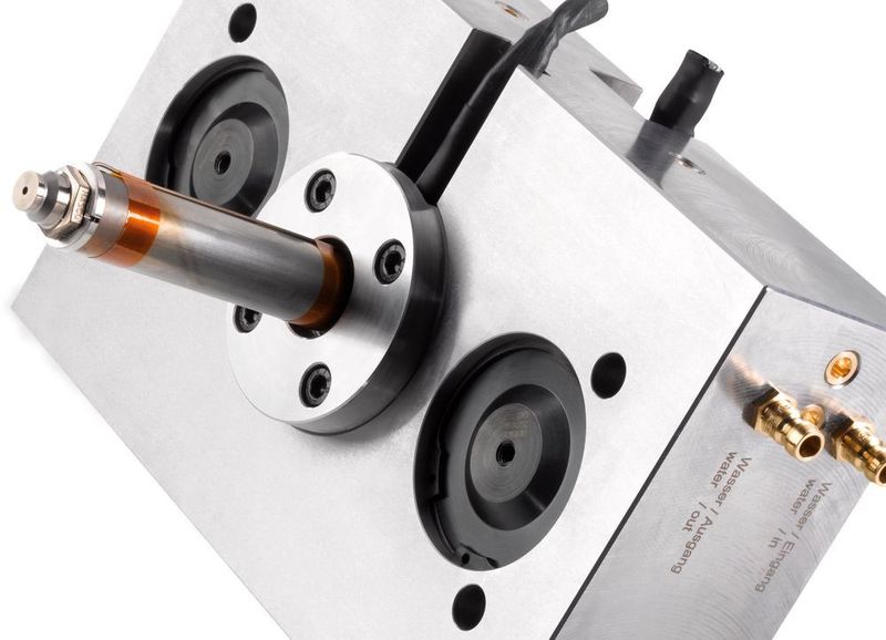 Die Hasco-Einzelnadelverschlussdüsen H2010, H2020 sind als komplett einbaufertige Einheiten mit wahlweise hydraulischem oder pneumatischem Antrieb inklusive angeflanschter Düse erhältlich. (Bild: Hasco)