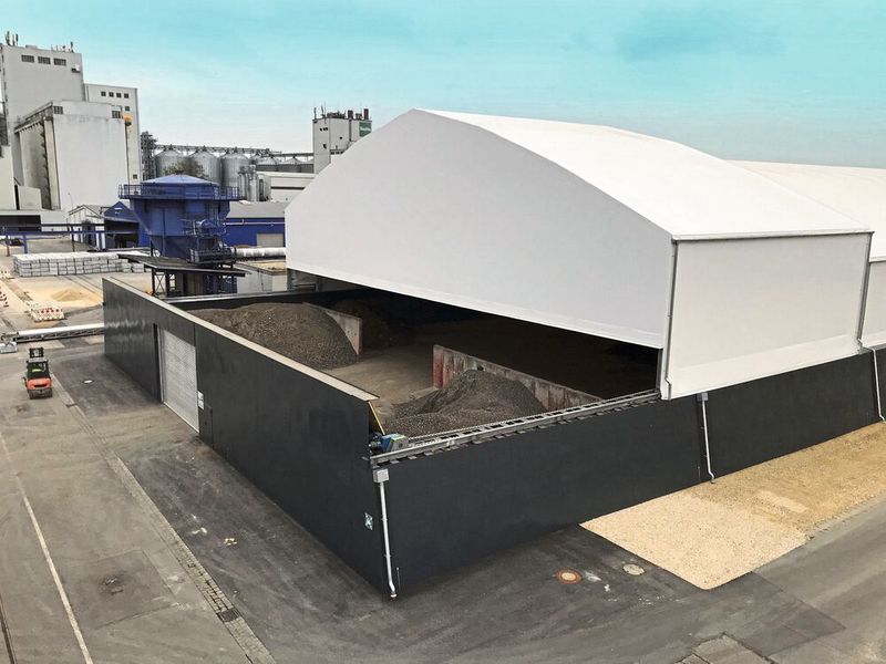 In der öffenbaren Logistikhalle werden nicht gefährliche und gefährliche mineralische Abfälle zwischengelagert und umgeschlagen. (Bild: RMS)