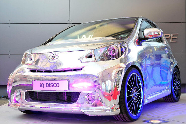 ... wie eine besondere automobile Begleitung. Der Toyota iQ Disco passte perfekt zur stimmungsvollen Hauptstadt-Party. (Foto: Wellergruppe)