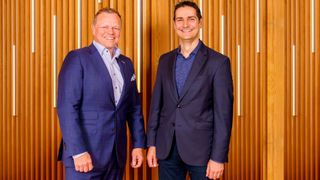 Erfolgreiche Partnerschaft mündet in neuem Auftrag für elektrofizierten Pickup: Thomas Stierle, Vorstand E-Mobility von Schaeffler (links) und Hassane El-Khoury, Vorstand von onsemi. (Bild: Schaeffler)