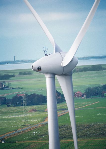 Das Verschrauben der Windflügel an der Rotornabe zählt zu den Extremfällen der Verbindungstechnik. Bild: Enercon (Archiv: Vogel Business Media)