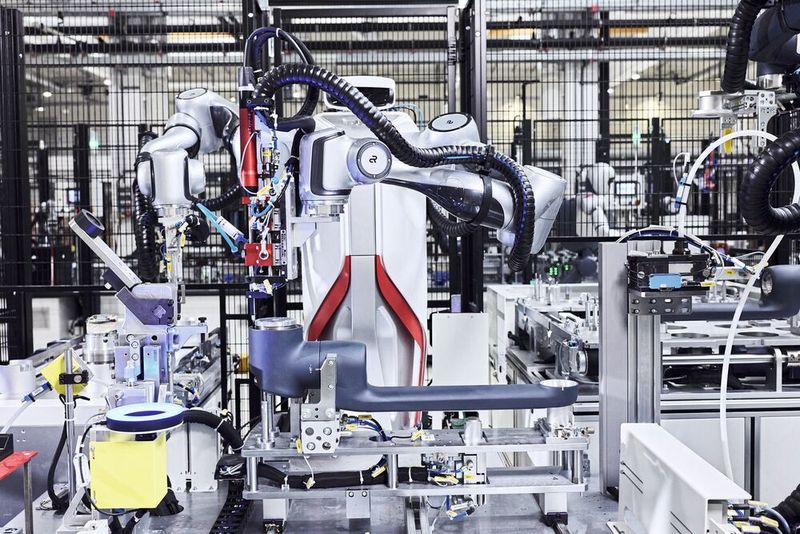 Roboter bauen Roboter in Fürstenfeldbruck: Noch bauen Menschen mit in der Fertigung von Agile Robots. (Bild: Agile Robots)
