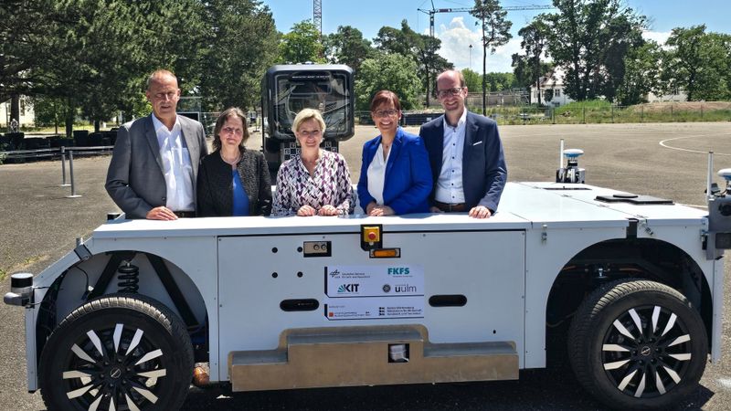 Von links: Prof. Andreas Wagner, Leitung Vorstandsbereich des Forschungsinstituts für Kraftfahrwesen und Fahrzeugmotoren Stuttgart (FKFS), Prof. Kora Kristof, Vizepräsidentin des KIT, Dr. Nicole Hoffmeister-Kraut, Ministerin für Wirtschaft, Handwerk und Tourismus des Landes Baden-Württemberg, Prof. Meike Jipp, DLR-Bereichvorständin Energie und Verkehr, Prof. Michael Buchholz, Institut für Mess-, Regel- und Mikrotechnik der Universität Ulm.(Bild:  DLR)