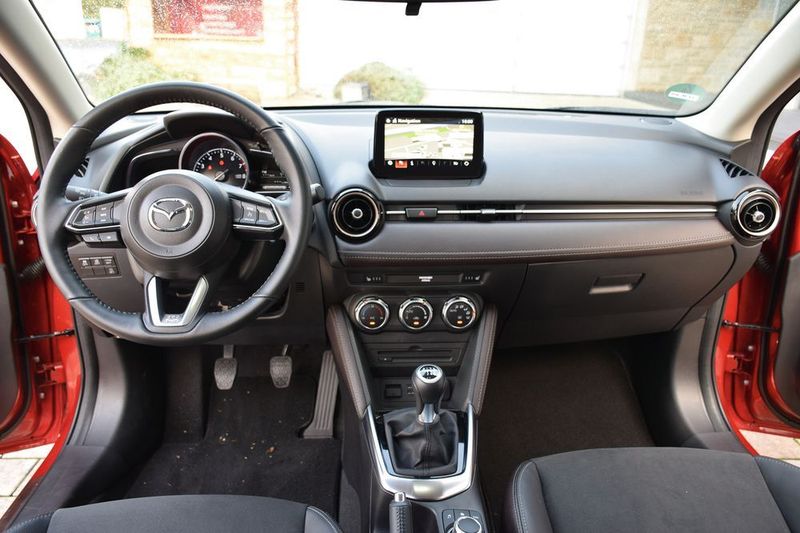 Der Arbeitsplatz des Mazdafahrers überzeugt mit wertigen Kunststoffen, akkuraten Lederapplikationen und ergonomisch optimal platzierten Bedienelementen. (Holz / »kfz-betrieb«)