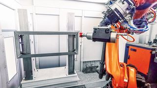 Ein in der Versuchszelle aufgespannter Dummy entspricht in Abmessungen und Material einem halben Originalteil. In den Tests ermittelt Kadia nicht nur die optimalen Schnittwerte, sondern auch die günstigste Positionierung des Roboters zum Werkstück. (Bild: Kadia Produktion GmbH + Co.)