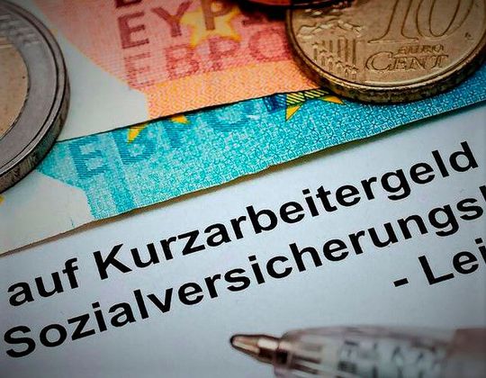 Vor einem Jahr war es noch das Coronavirus, jetzt sorgen die Energiekosten dafür, dass in der Industrie wieder verstärkt die Keule namens Kurzarbeit geschwungen wird. Eine Analyse des Ifo-Instituts stellt hier konkrete Zahlen vor.(Bild:  dpa)