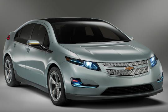 Der Chevrolet Volt soll Ende 2010 in den USA auf den Markt kommen. Das Modell hat einen so genannten Range-Extender, der das Reichweitenproblem der Batterien lösen soll. Der kleine Verbrennungsmotor springt an, wenn die Akkuladung zur Neige geht und versorgt die elektrischen Antriebsmotoren über einen Generator mit Strom. Die Reichweite soll so bei über 500 Kilometern liegen. Rein elektrisch sollen 60 Kilometer möglich sein. (Archiv: Vogel Business Media)