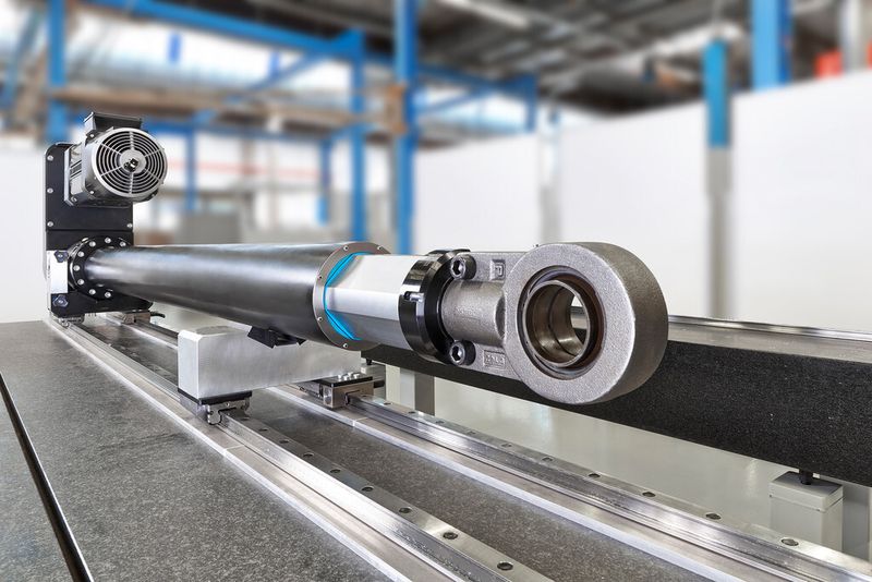 Die einbaufertigen, elektromechanischen Schwerlastzylinder EMC-HD reduzieren laut Hersteller den Konstruktions- sowie Montageaufwand und arbeiten energieeffizient. (Bild: Bosch Rexroth)