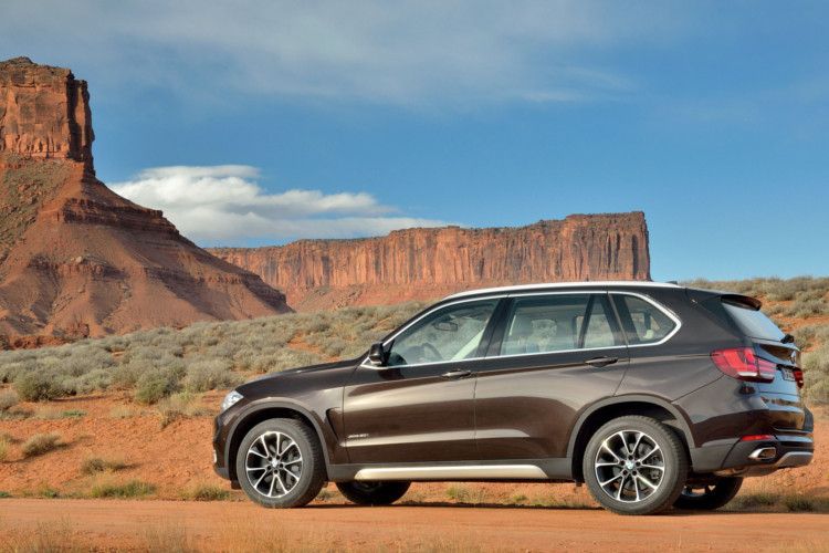 Der Vierzylinder ist mit Verbrauchswerten von 5,6 beziehungsweise 5,9 Litern (Allrad) die sparsamste Möglichkeit das SUV zu bewegen. Seine CO2-Emissionen liegen bei 149 respektive 155 Gramm je Kilometer. (Foto: BMW)