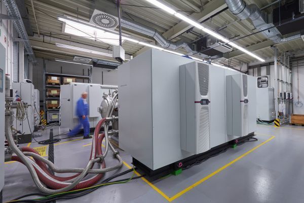 Bild 3: Um eine Temperatur von maximal 35 °C in den Schaltschränken zu erreichen, kommen zwei Kühl-geräte aus der neuen Serie Blue e+ von Rittal mit jeweils 6 kW Kühlleistung zum Einsatz. (Rittal)