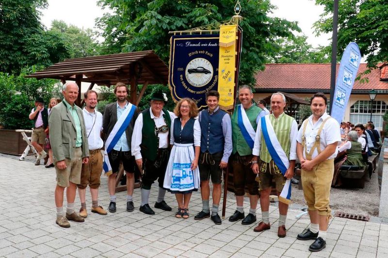 Die „Macher“ hinter der neuen Standarte (v.l.n.r.) stv. OM Schneider, Thomas Dausinger, Fahnenjunker Matthias Zeilinger, Initiator Hermann Blomberger, Fahnenmutter Dr. Carola Heiß, OM Maximilian Mayrhofer, Fähnrich Christoph Leberle, Fahnenjunker Franz Grad und Heinz Windschüttl, Leiter BFZ (Jürgen Klasing)