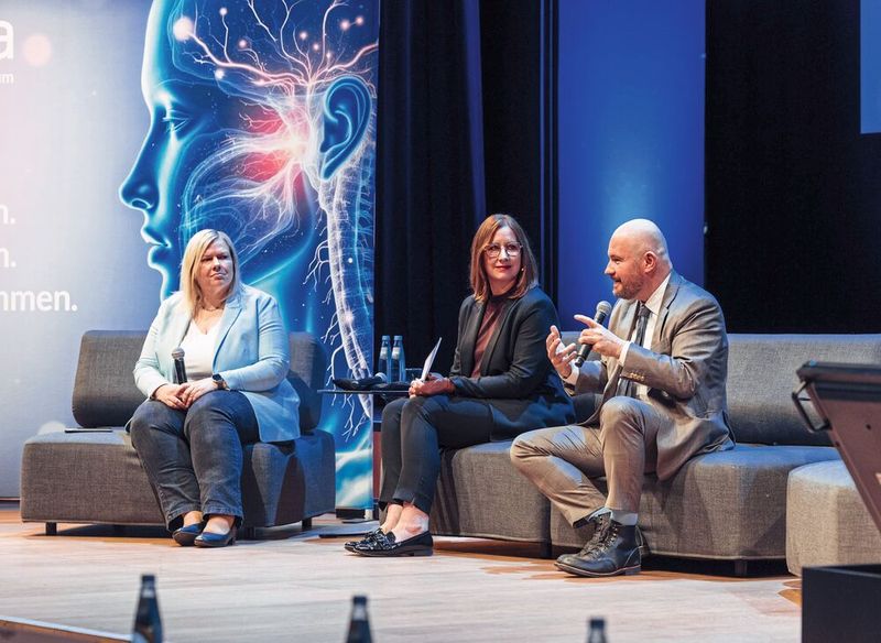 Zwei, die „Medizintechnik aus langjährigem Engagement und Erfahrung kennen“: Die Bundestagsabgeordnete Dr. Maria-Lena Weiss (links) und der Europa-Abgeordnete Andreas Glück diskutieren mit Medical-Mountains-Geschäftsführerin Julia Steckeler über Gegenwart und Zukunft der industriellen Gesundheitswirtschaft. (Bild: MedicalMountains GmbH/Eric Wetzel)