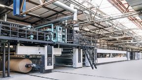 In bis zu 200 m langen Anlagen zum Herstellen von Wellpappe werden mehrere km lange elektrische Kabel und Leitungen für Antriebs- und Steuerungstechnik eingebaut. (Bild: BHS Corrugated)