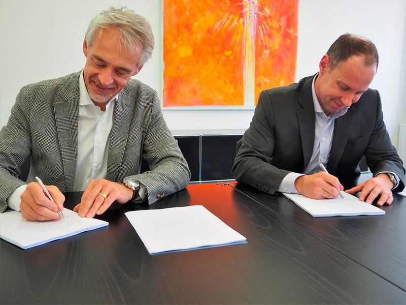 Roger A. Bachmann et Sébastien Perroud, CEO et PCA du groupe IAR, signant le contrat. (Bachmann Engineering AG)