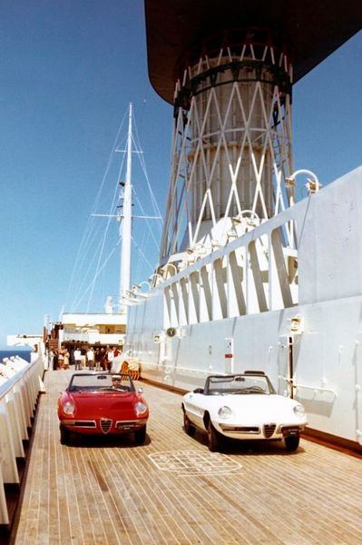 Für die Premiere in den USA organisierte Alfa eine Luxuskreuzfahrt über den Atlantik. Als Gäste waren rund 1.300 Prominente aus Showbusiness, Sport und Mode an Bord des Turbinendampfers „Raffaello“. Das Schiff fuhr von Genua in Norditalien nach New York und machte anlässlich der Filmfestspiele einen Zwischenstopp im französischen Cannes. (Bild: FCA)