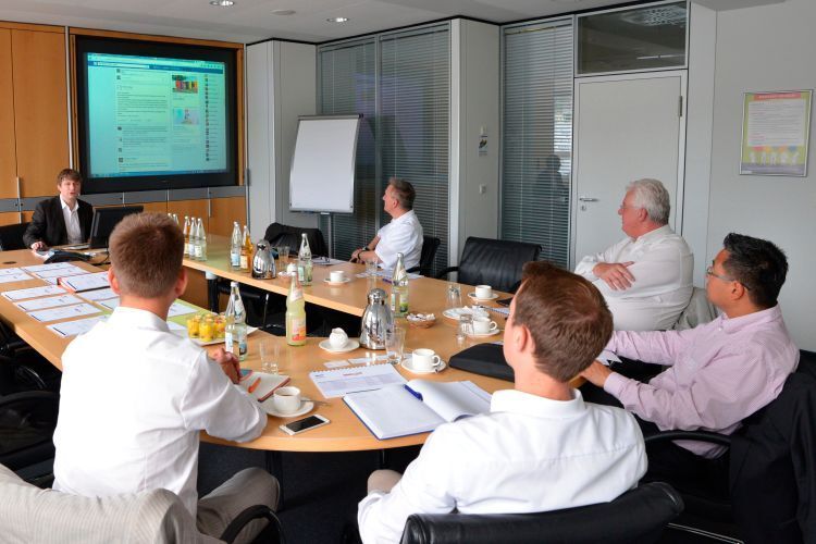 Die Jury des Internet Sales Awards 2016, bestehend aus Mitgliedern der Redaktion »kfz-betrieb« sowie Vertretern der Partner Bank Deutsches Kraftfahrzeuggewerbe (BDK) und Mobile.de, traf kürzlich zusammen, um die Gruppe der diesjährigen Top-Betriebe auszuwählen. (Untch / Vogel Business Media)