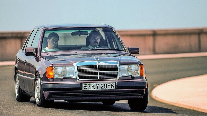 Im Angebot der W 124-Limousinen nahm der 500 E, der 1990 ebenfalls in Paris vorgestellt wurde, von Anfang an eine Sonderstellung ein. Er wurde in Kooperation mit Porsche entwickelt, wo die notwendigen Umkonstruktionen für die Aufnahme des 5l-V8-Motors aus dem SL (M 119 E 50) vorgenommen wurden, und im Porsche-Werk 1 in Stuttgart-Zuffenhausen teilmontiert. Der Hauptgrund dafür war ein Problem der Fertigungsstraße für den W 124 in Sindelfingen: Die gegenüber den anderen W 124-Modellen 5,6 cm breitere Karosserie des 500 E passte an drei Stellen nicht hindurch. (Bild: Mercedes-Benz)