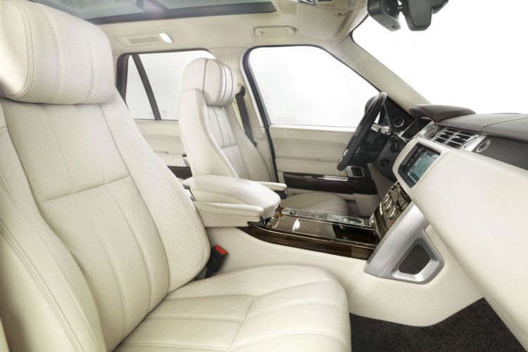 Die Mittelkonsole zeigt sich in der vierten Generation neu layoutiert. Durch Vereinfachungen in der Bedienung kommt der SUV mit rund 50 Prozent weniger Schalter aus. Auf elektronische Assistenzsysteme müssen die Fahrer nicht verzichten: Dazu gehören unter anderen der automatische Parkassistent und ein Überwachungssystem für den „toten Winkel“. (Range Rover)