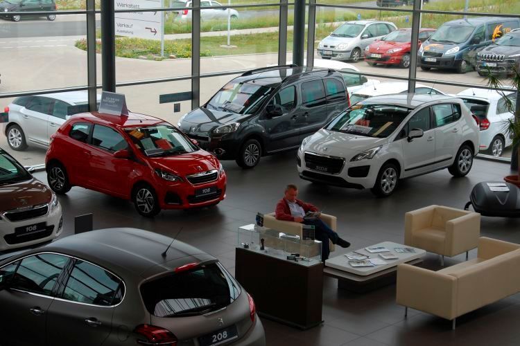 Wartende Servicekunden sitzen im Verkaufsraum des Autoforums. (Foto: Rubbel)