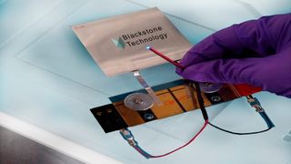 Diese 5 cm x 5 cm grosse Pouch-Zelle aus dem 3D-Drucker brin gt eine LED zum Leuchten. (Blackstone)