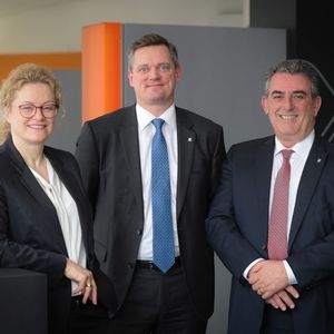 Der Vorstand der Weidmüller Gruppe um Elke Eckstein (Vorstand Operations und Chief Digital Officer), Jörg Timmermann (Vorstandssprecher und Finanzvorstand) und José Carlos Álvarez Tobar (Vertriebsvorstand) ist mit dem Jahr 2017 sehr zufrieden.