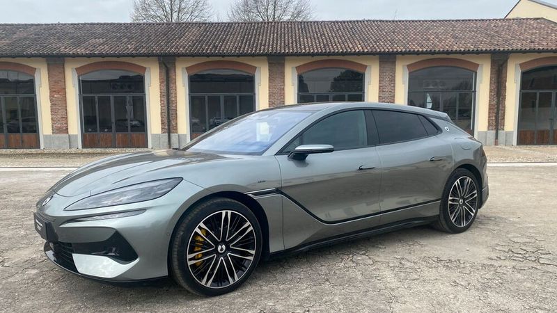 Vorne ziehen am Shooting-Brake 230 kW/313 PS, hinten zweimal 240 kW/326 PS, macht zusammen 710 kW/965 PS. (Bild: sp-x)