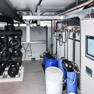Die gesamte Technik – inklusive Pumpen, Tanks, Kältemaschinen und Schaltschränken – ist in eine wetterfeste Container-Kombination integriert und im Außenbereich platziert. (Bild: Technotrans)