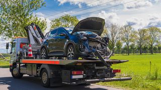 Für den Transport von Hochvolt-Fahrzeugen sind die Ausbildungsstufen 1S, 2S und 3S vollkommen ausreichend, sagt die BGHM. (Bild: Ronald Rampsch - stock.adobe.com)