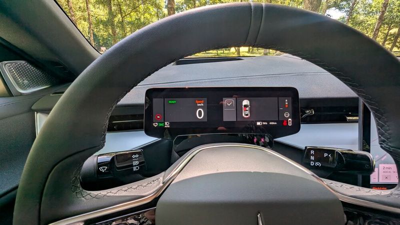 Dank Head-up-Display und Fahrerinformationssystem bleibt der Blick des Fahrers auf die Straße gerichtet. (Bild: Mauritz – VCG)