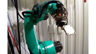 Blick auf den Roboter der WAAM-Anlage am Fraunhofer IAPT in Hamburg-Bergedorf, mit dem die Versuche zur Entwicklung des digitalen Assistenzsystems mit XR-Brille auf Basis des Maschinellen Lernens durchgeführt wurden. (Bild: IAPT)