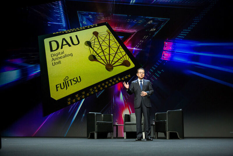 Mit dem Digital Annealer, hier präsentiert von Fujitsu-President Tatsuya Tanaka, hat seine Firma einen von der Quantentechnik inspirierten Halbleiterchip entwickelt, der komplizierte kombinatorische Probleme schneller als herkömmliche Rechner lösen kann. (Fujitsu)