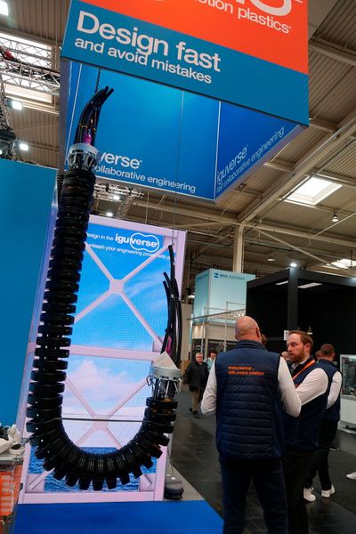 Igus hat schon vor der Hannover Messe sein Iguverse gestartet und zeigte es nun auch auf seinem Stand. Das Unternehmen benutzt dabei die Technologie des digitalen Zwillings, um mit Kunden aufwendige Installationsprozesse zu planen. (Bild: Sandro Kipar/VCG)