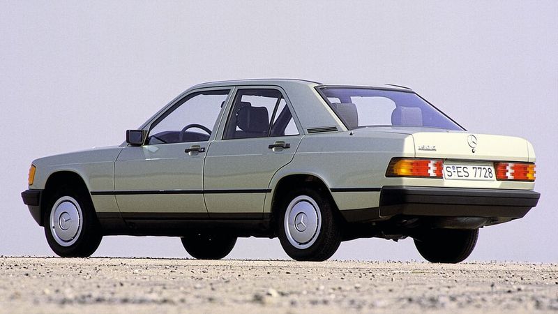 Der Verkaufsstart des 190 verlief anfangs enttäuschend. Kein Wunder: Schließlich war der W 201 bei der Einführung teurer als die höher positionierte Mittelklasse-Limousine W 123. (Bild: Mercedes-Benz)