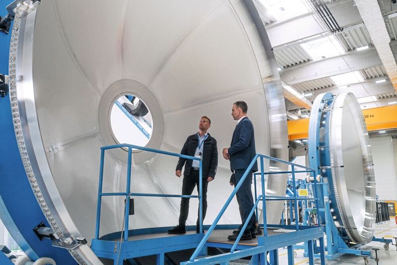 Benedikt Gundling und Tobias Hannen vor einer Tankkomponente der Ariane 6.(Bild:  Grob-Werke)
