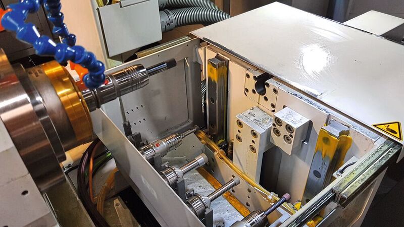 Ein in den Arbeitsraum der Wotan-Maschinen integriertes Werkzeugmagazin erlaubt ein breites Bearbeitungsspektrum und garantiert einen effizienten Schleifprozess bei Krauss-Maffei. (P. Seidel)