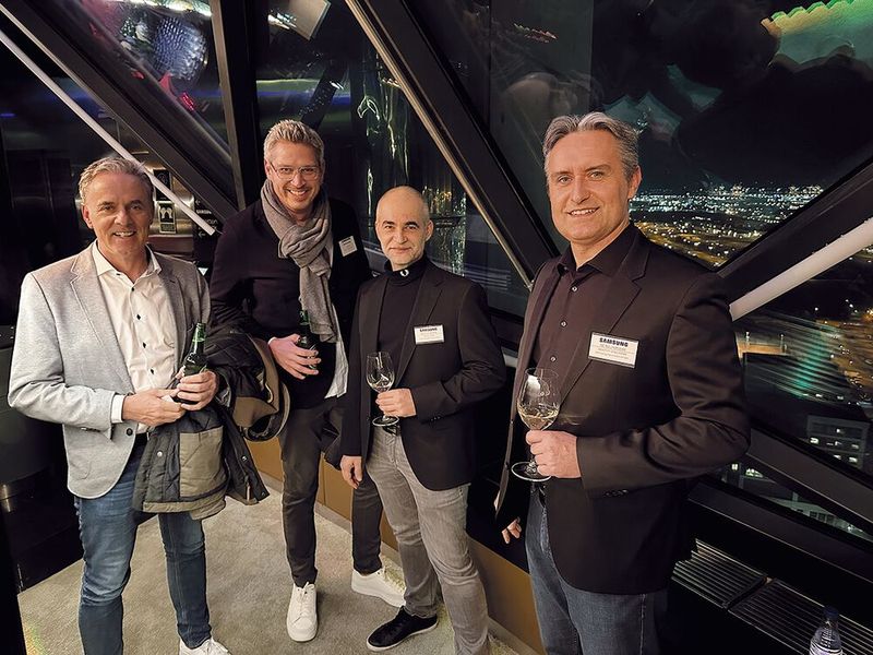 (v. l.) Paul Koch und Sven Bent (CDS) werden vom Gastgeber Steven Pollok und Joachim Wieczorek (Samsung) empfangen. (Bild: Vogel IT-Medien)