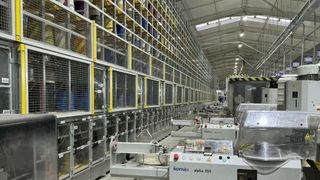 DiIT und PiBRA treiben mit ihrer Kooperation die Automatisierung der Kabelbaum-Fertigung voran. (Bild: Komax)