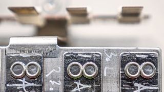 Zwei dicht beieinander liegende Clinchpunkte können Drehmomente sicher aufnehmen. (Tox Pressotechnik)